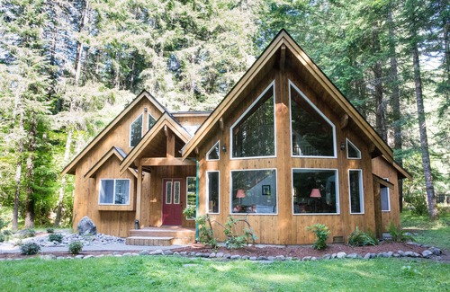 Enumclaw House | "Elk Hollow" Mountain Home Near Mount Rainier and Crystal Mountain Ski Area, WA