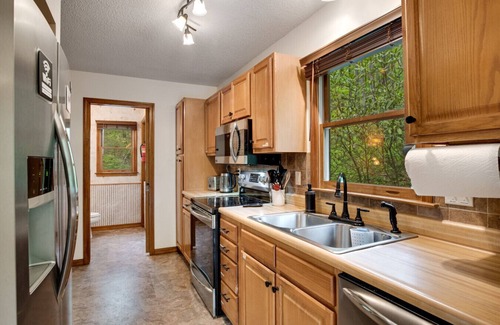 Maggie Valley Cabin | Elk Ridge Retreat -Hot Tub- Firepit-Fireplace