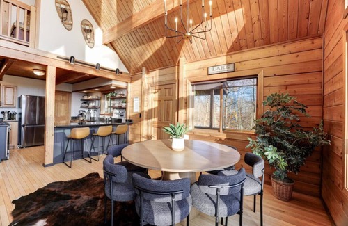 Swanton Cabin | Ella Bella Chalet: Hot Tub, Stunning Views, Wi-Fi