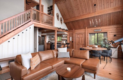 Swanton Cabin | Ella Bella Chalet: Hot Tub, Stunning Views, Wi-Fi