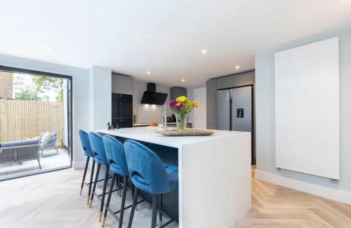 Cheltenham Apartment | Elliot Oliver - Comfortable Five Bedroom Town Centre House With Garden & Garage