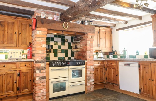 Quedgeley Cottage | ELMHURST COTTAGE, pet friendly, with open fire in Chipping Campden