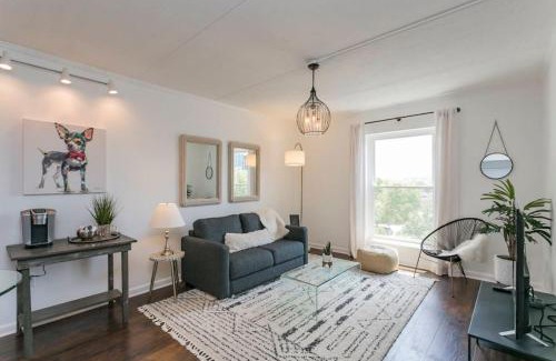 Nashville House | Elvis' Hotel But Modernized! 3 Beds, Pool, and FREE Parking