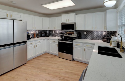 Independence House | Elvis Retreat Heated Pool Mins from Arrowhead