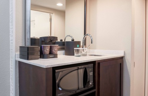 Bluffview Hotel | Embassy Suites by Hilton Dallas Love Field