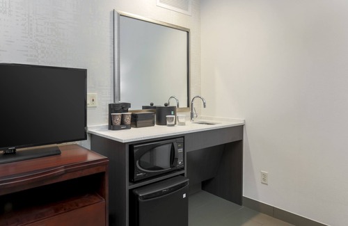 Bluffview Hotel | Embassy Suites by Hilton Dallas Love Field