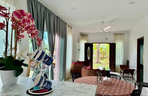 Kampung Tanah Datar Villa | EmbunSari Serimenanti Homestay