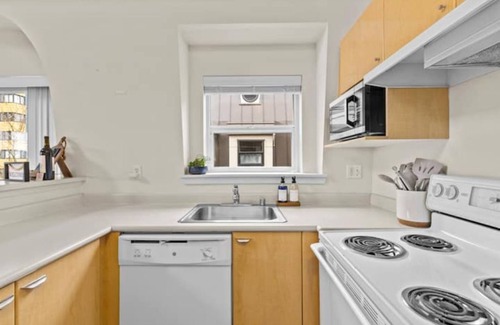 Lower Queen Anne Apartment | Emerald City Pentouse