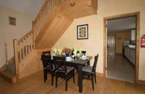 Emly House | Emly - Cottage - Sleeps 6 - Parking - Garden