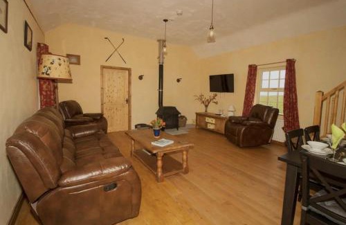 Emly House | Emly - Cottage - Sleeps 6 - Parking - Garden