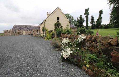 Emly House | Emly - Cottage - Sleeps 6 - Parking - Garden