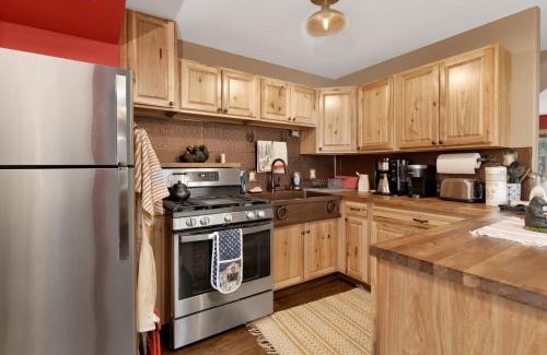 Big Bear City Ski Chalet | Emma's Cottage- Adorable Central Cozy Modern Chalet Home- Minutes to Activities