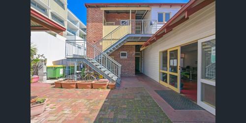 Perth Hostel | Emu Backpackers Perth - note - Valid Passport required for check in