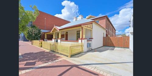 Perth Hostel | Emu Backpackers Perth - note - Valid Passport required for check in