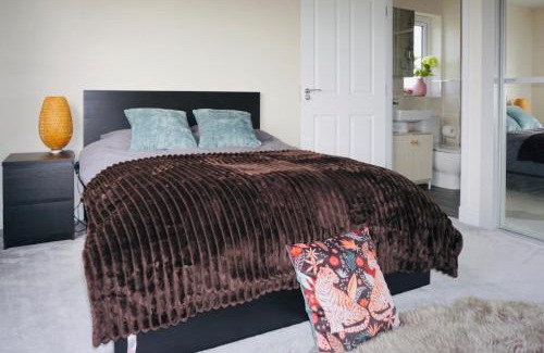 Blackburn House | En-suite Double Bedroom with Pentland Hill View