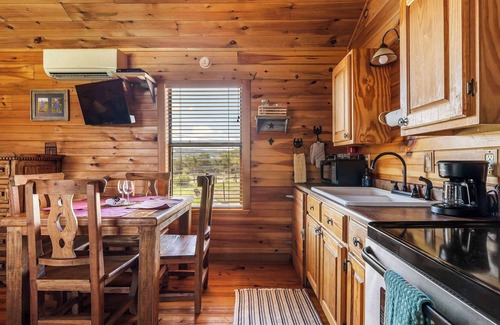 Fredericksburg Cabin | Enchanted Rockview Cabin 1 | King bed