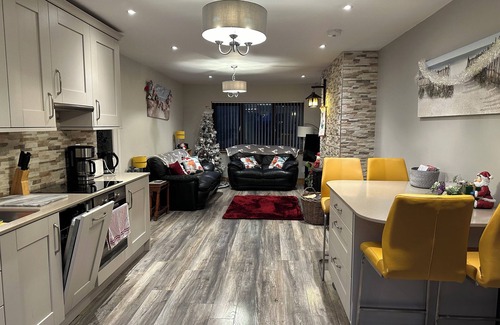 Tramore House | Enchanting 2-bedroom bungalow a short stroll from the beach and all amenities
