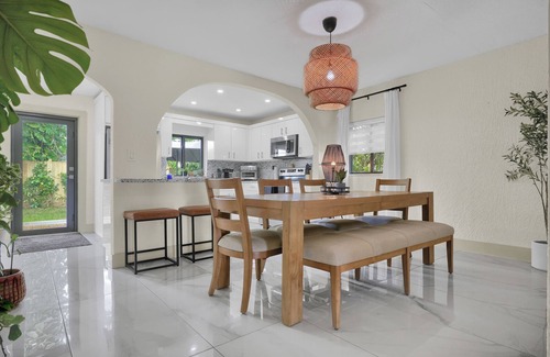 West Little River House | Enchanting 2-bedroom house with a Pool Table, Ping Pong, Patio, Gated Parking