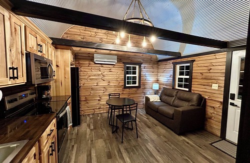 Auburn Cabin | Enchanting cabin with AC in Auburn - Perfect for a cozy getaway
