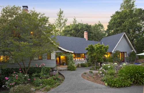 Forestville House | Enchanting Healdsburg Estate with Luxurious Pool and Lush Gardens