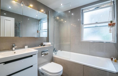 Holloway Apartment | Enchanting Home by Holloway Road