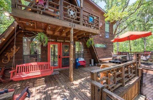 Pottsboro Cabin | Enchanting Lake Texoma Cabin with Hot Tub