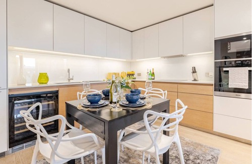 Fitzrovia Apartment | Enchanting Penthouse with AC in Soho