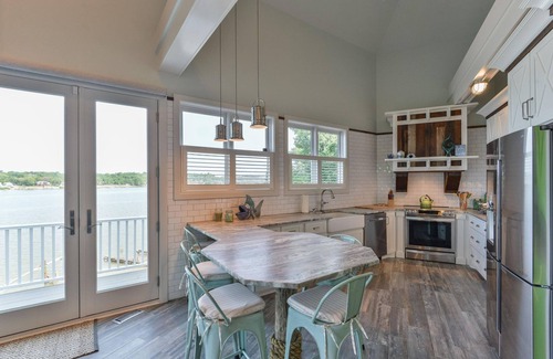 Prospect Apartment | Enchanting Riverfront Nest! Beautiful 3-Bedroom Lighthouse with Panoramic Views!