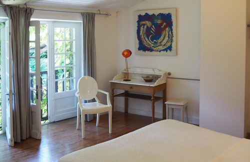 Palluaud House | Enchanting setting, large swimming pool and spa. King size beds