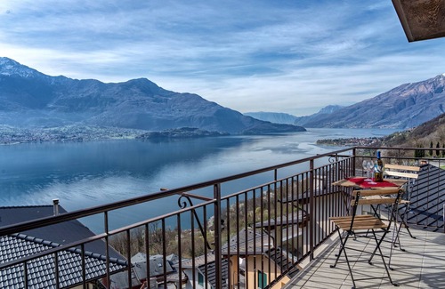 Aurogna Apartment | Enchanting Terrace on Lake Como - Barbecue Area and Free WiFi
