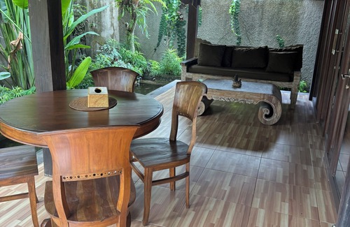 Lodtunduh House | Enchanting wooden house with AC in Ubud for a relaxing getaway