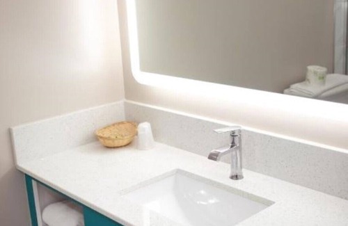 South Gate House | Enjoy a good deal on a comfortable stay in a convenient location