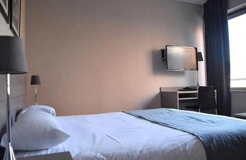 9th Arrondissement Hotel | Enjoy a Hassle-Free and Suiting Stay! Pets Are Welcome, Onsite Parking!