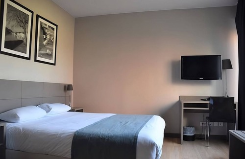 9th Arrondissement Hotel | Enjoy a Hassle-Free and Suiting Stay! Pets Are Welcome, Onsite Parking!