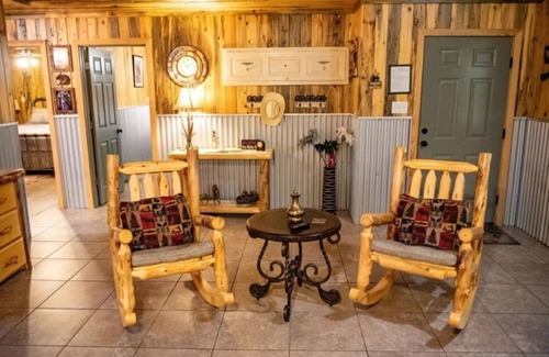 Lindale Cabin | Enjoy a Peaceful and Relaxing Stay Here at the Leanin Tree!