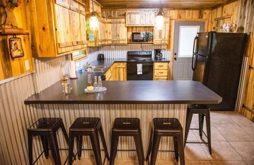Lindale Cabin | Enjoy a Peaceful and Relaxing Stay Here at the Leanin Tree!