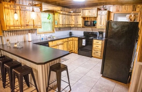 Lindale Cabin | Enjoy a Peaceful and Relaxing Stay Here at the Leanin Tree!