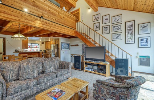 Mammoth Lakes Condo | Enjoy a Shared Hot Tub, Sauna & Pool When Staying in This Spacious Condo