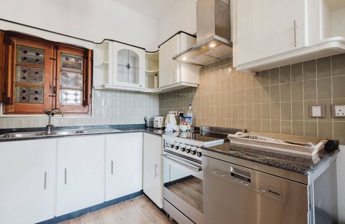 Qawra Apartment | Enjoy a stylish experience at this centrally-located place