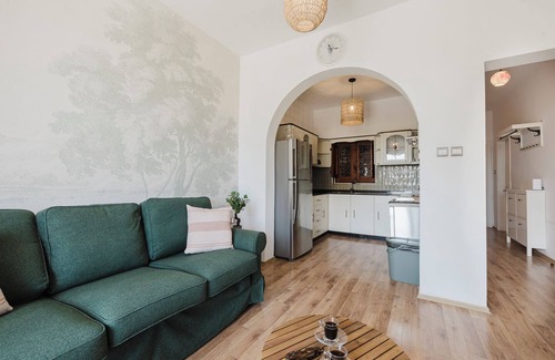 Qawra Apartment | Enjoy a stylish experience at this centrally-located place