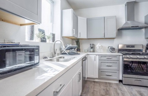 Southwest Berkeley Apartment | Enjoy a stylish experience at this Kick back and relax in a calm stylish space