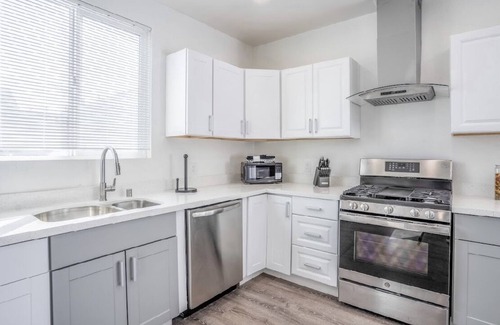 Southwest Berkeley Apartment | Enjoy a stylish experience at this Kick back and relax in a calm stylish space