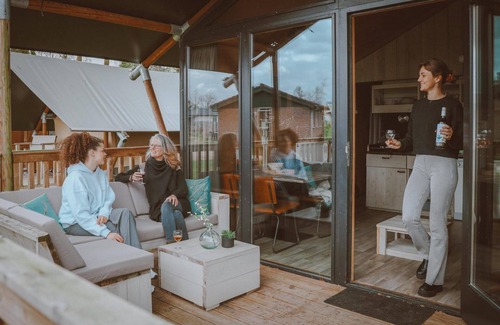 Voorthuizen House | Enjoy a unique stay in the Tiny Safari House at De Boshoek: Comfort in nature for 4 people with luxurious amenities and a great location in the Veluwe.