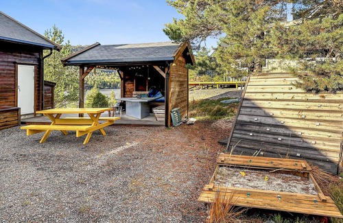 Vegusdal House | Enjoy a wonderful vacation close to nature in this inviting vacation home.