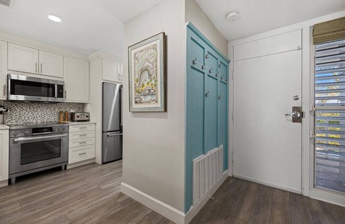 Whitney Beach Condo | Enjoy all Longboat Key has to offer from Harbor Villa Club! Beautifully updated 2/2 directly on the bay!