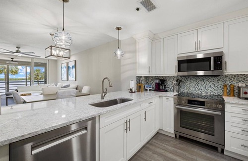 Whitney Beach Condo | Enjoy all Longboat Key has to offer from Harbor Villa Club! Beautifully updated 2/2 directly on the bay!