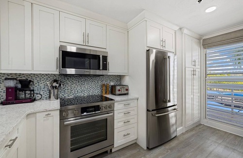 Whitney Beach Condo | Enjoy all Longboat Key has to offer from Harbor Villa Club! Beautifully updated 2/2 directly on the bay!