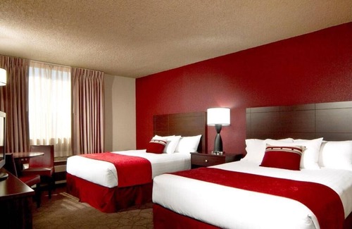 Laughlin House | Enjoy All The Best Live Entertainment! 4 Modish Units, Nearby E Center!