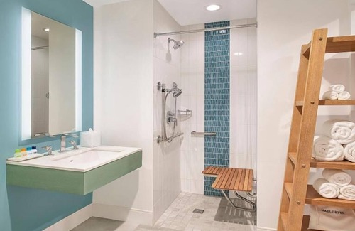 Sobro Hotel | Enjoy Amazing Perks! 2 Relaxing Units, Outdoor Pool, Minutes to Ryman Auditorium