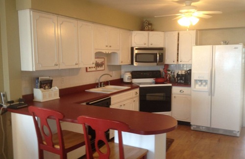 North East House | Enjoy Family & Friends on Thanksgiving Nov 26, 27, 28, 29 Cozy Lakefront Home